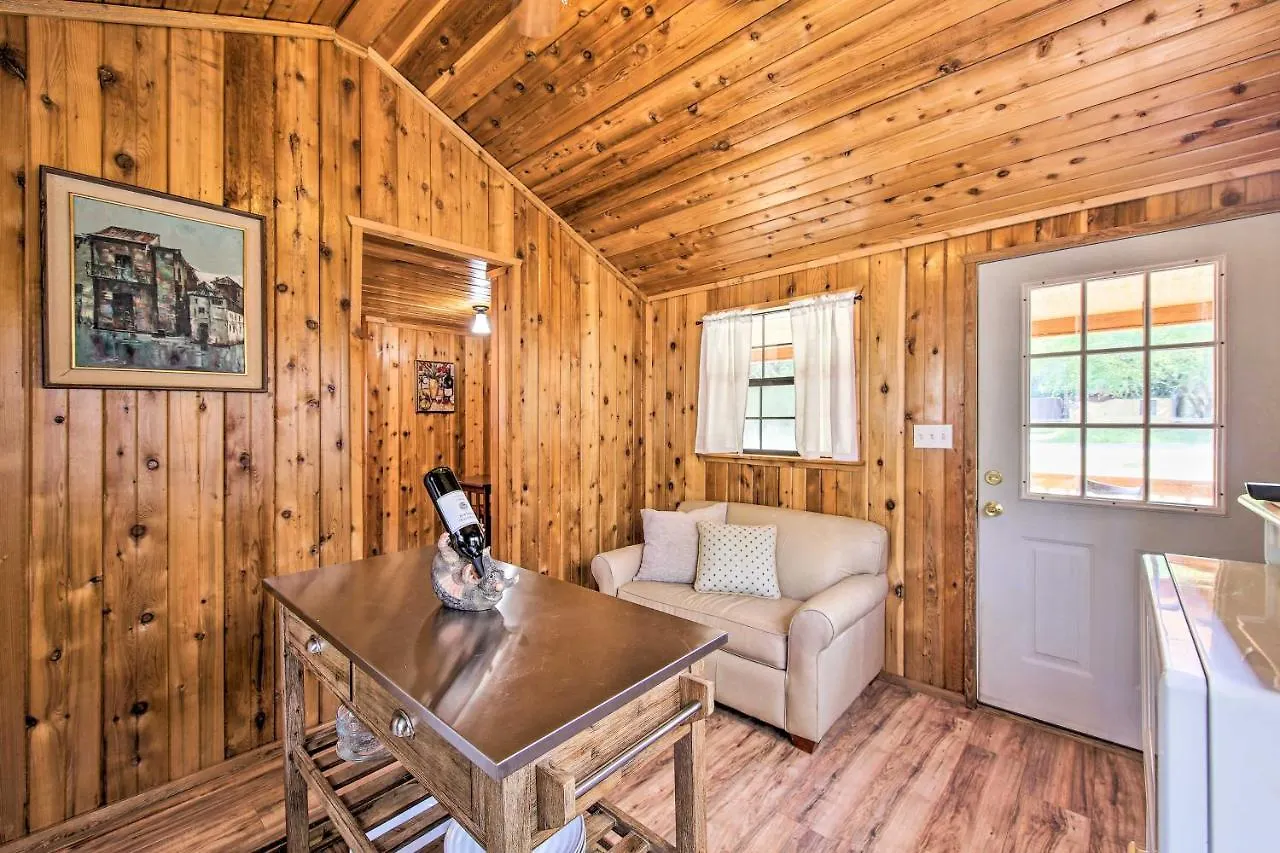 Prázdninový dům Couples With Luxury Deck, 1 Mi To Canyon Lake!