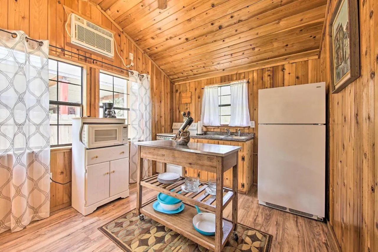 Couples With Luxury Deck, 1 Mi To Canyon Lake! Prázdninový dům *