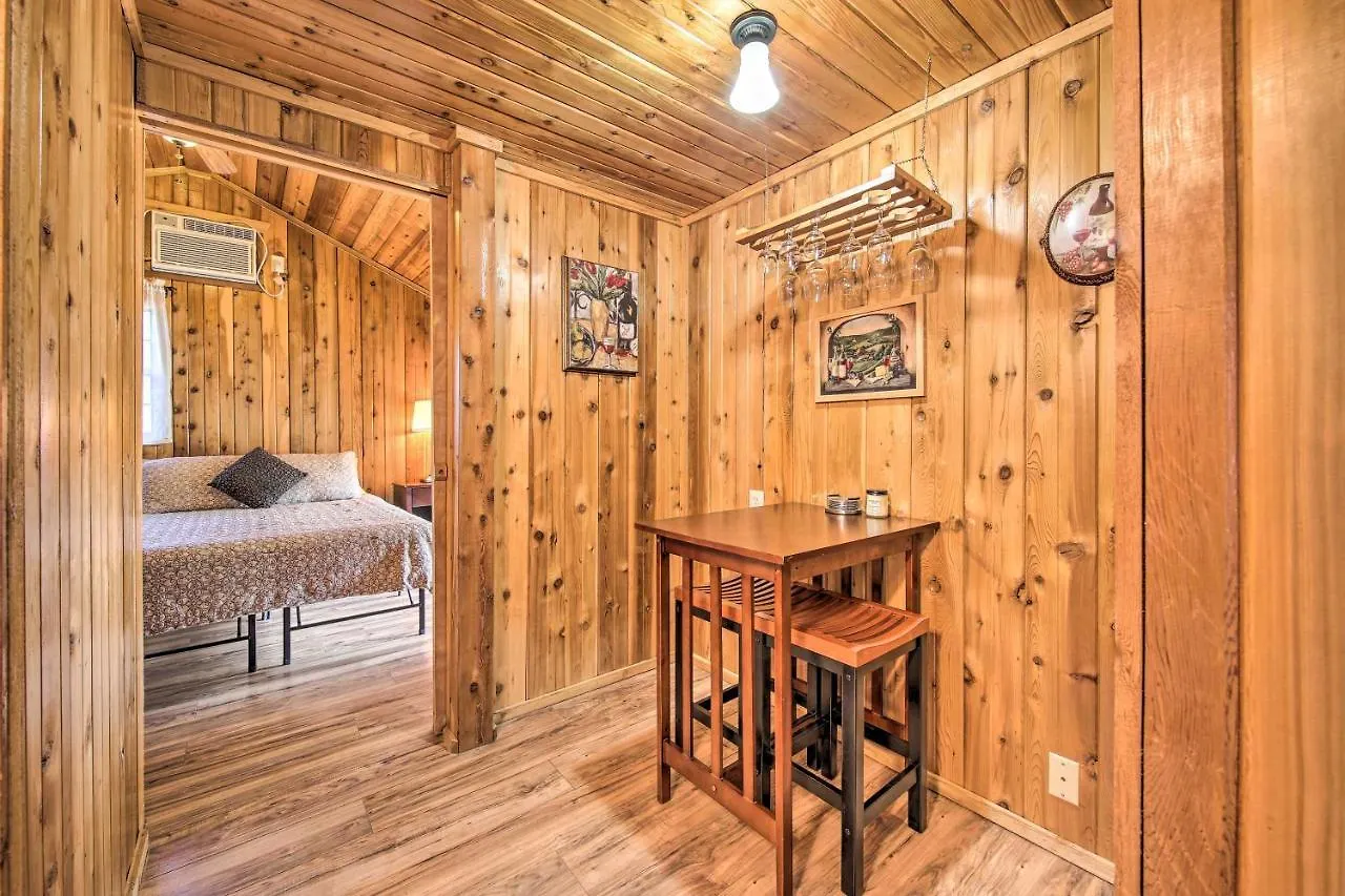 Couples With Luxury Deck, 1 Mi To Canyon Lake! Prázdninový dům