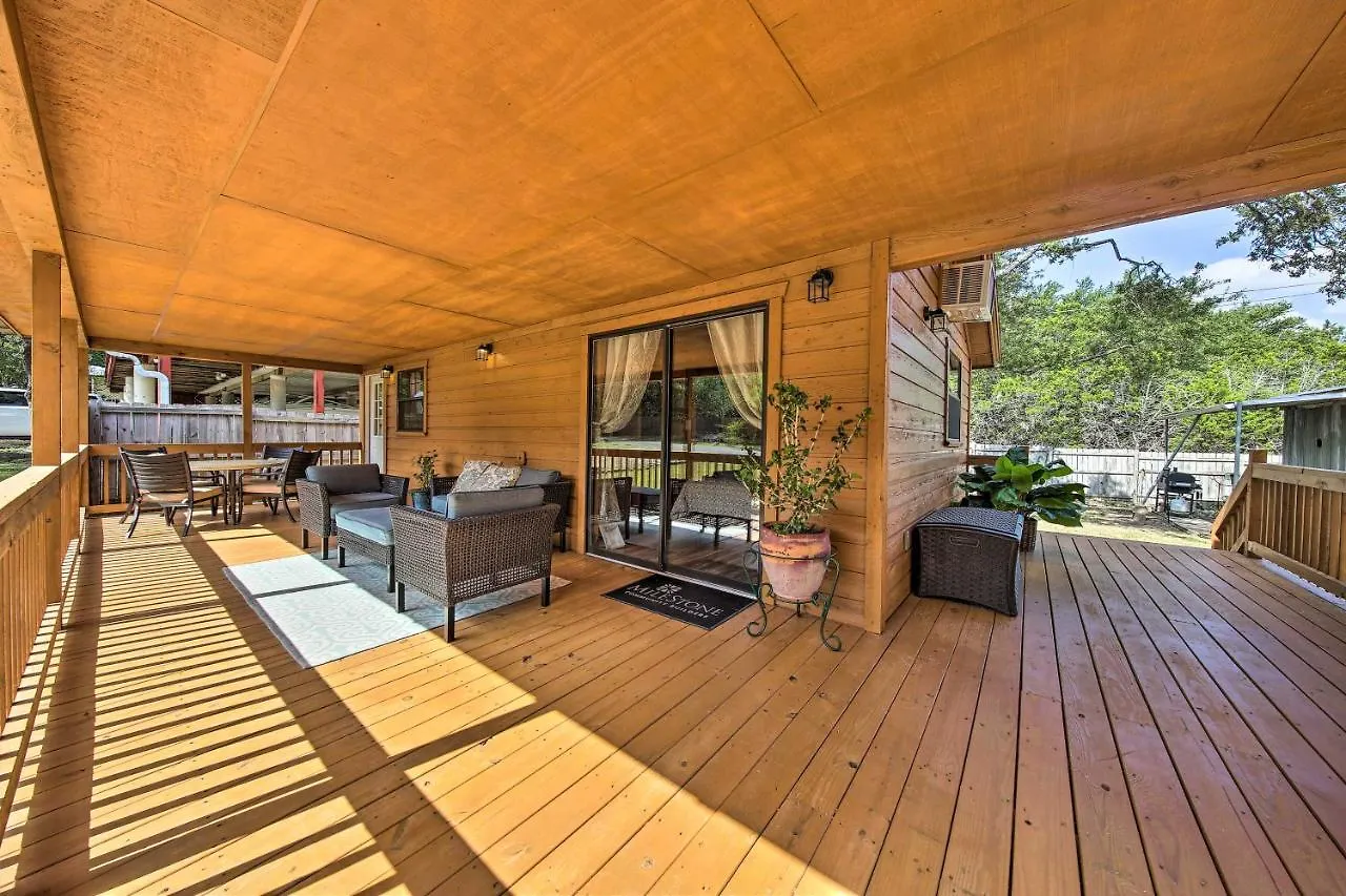 Couples With Luxury Deck, 1 Mi To Canyon Lake! Prázdninový dům