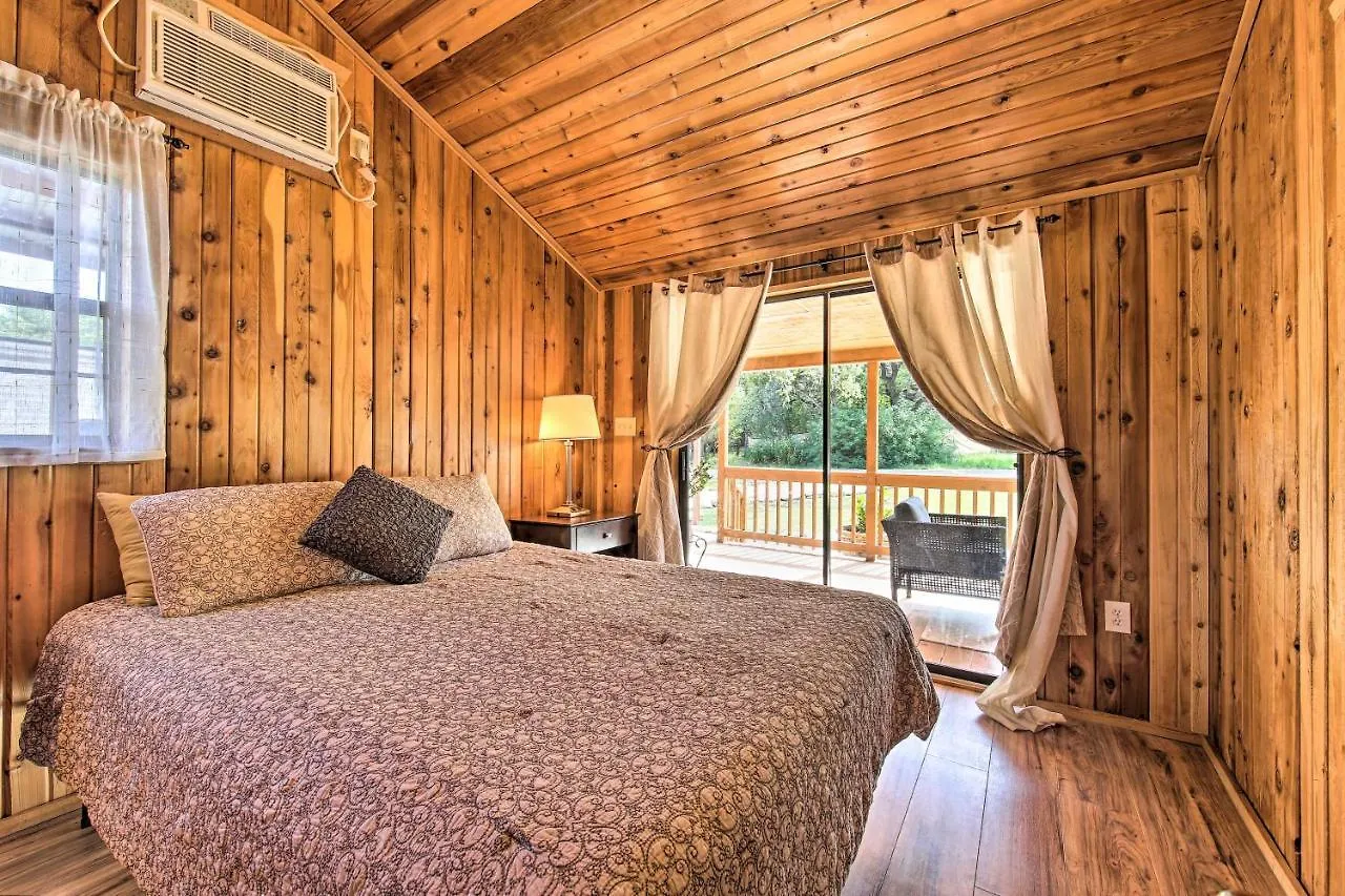 Couples With Luxury Deck, 1 Mi To Canyon Lake! Prázdninový dům *