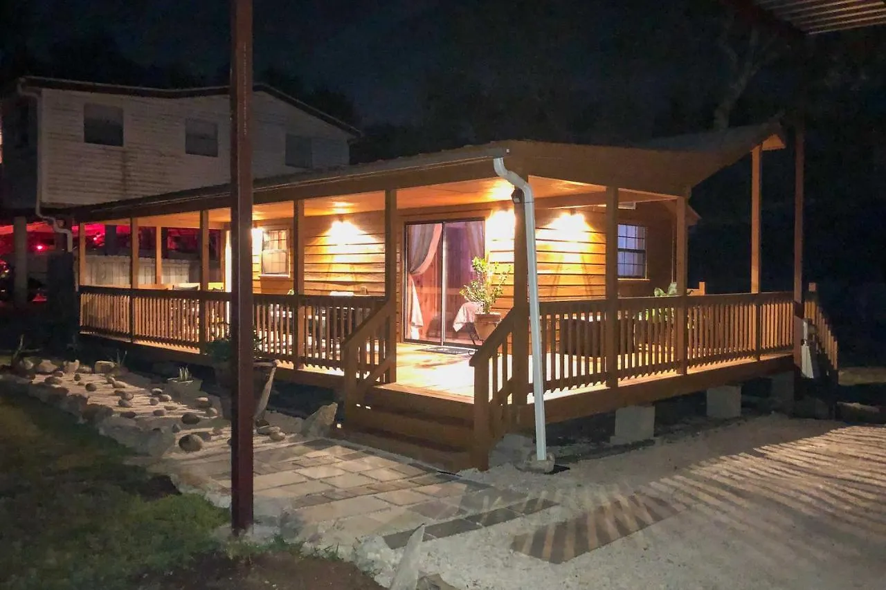 Couples With Luxury Deck, 1 Mi To Canyon Lake! Prázdninový dům