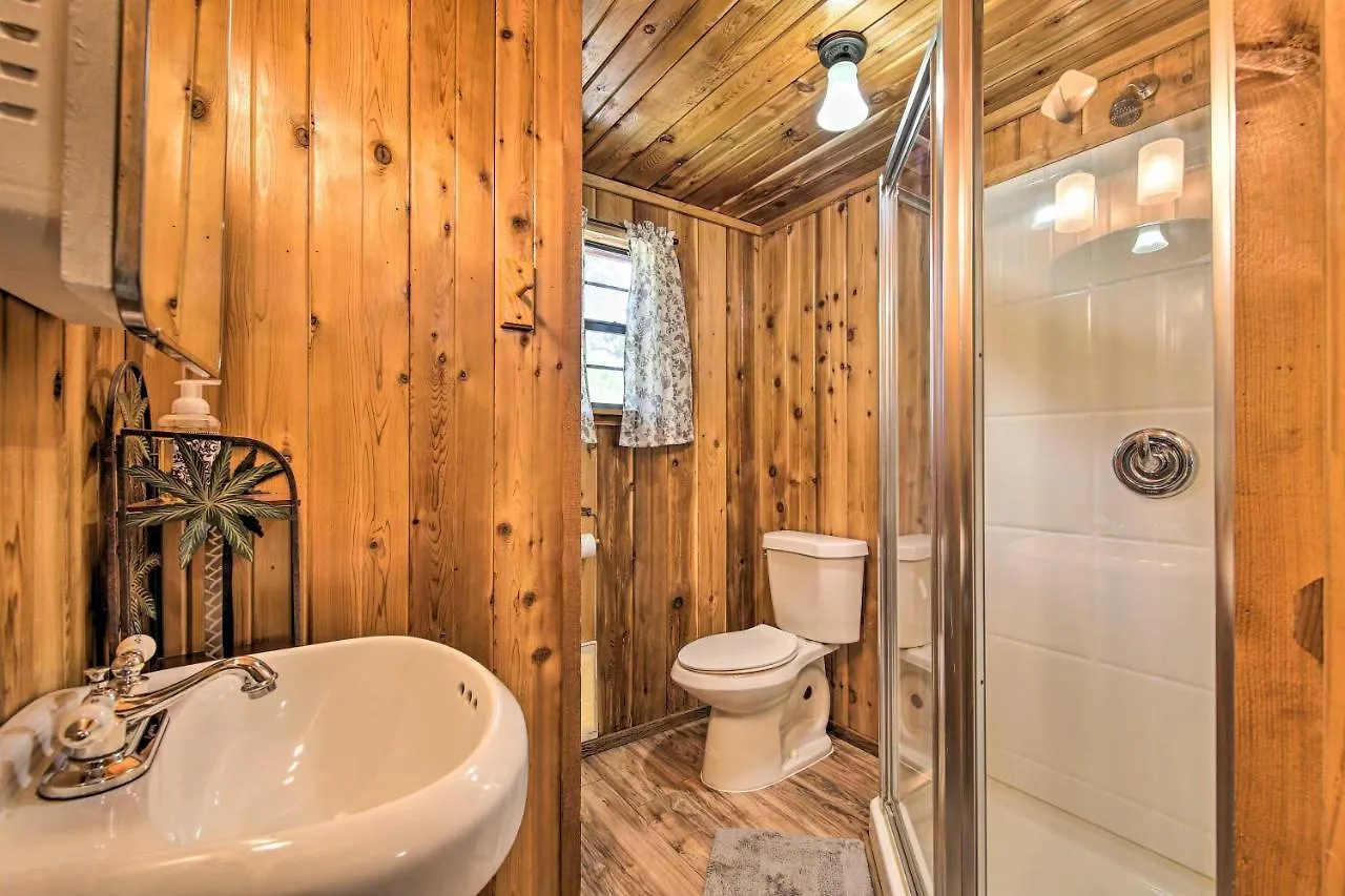 Couples With Luxury Deck, 1 Mi To Canyon Lake! Canyon Lake