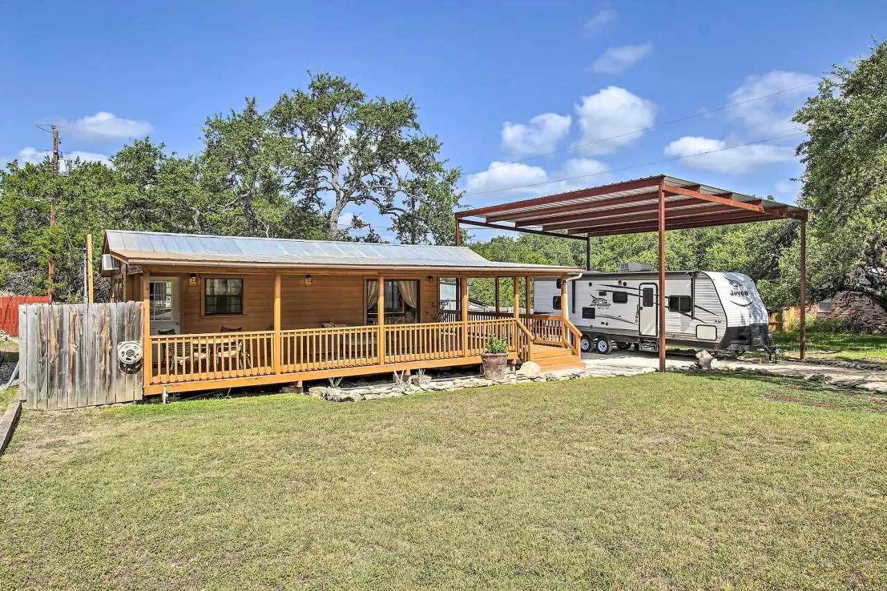 Prázdninový dům Couples With Luxury Deck, 1 Mi To Canyon Lake!