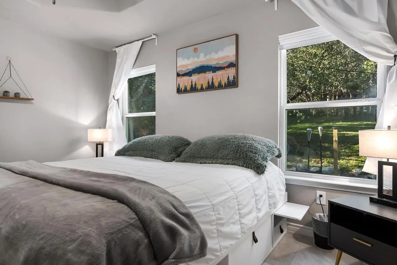 The Overlook . King Bed . Mini View Canyon Lake