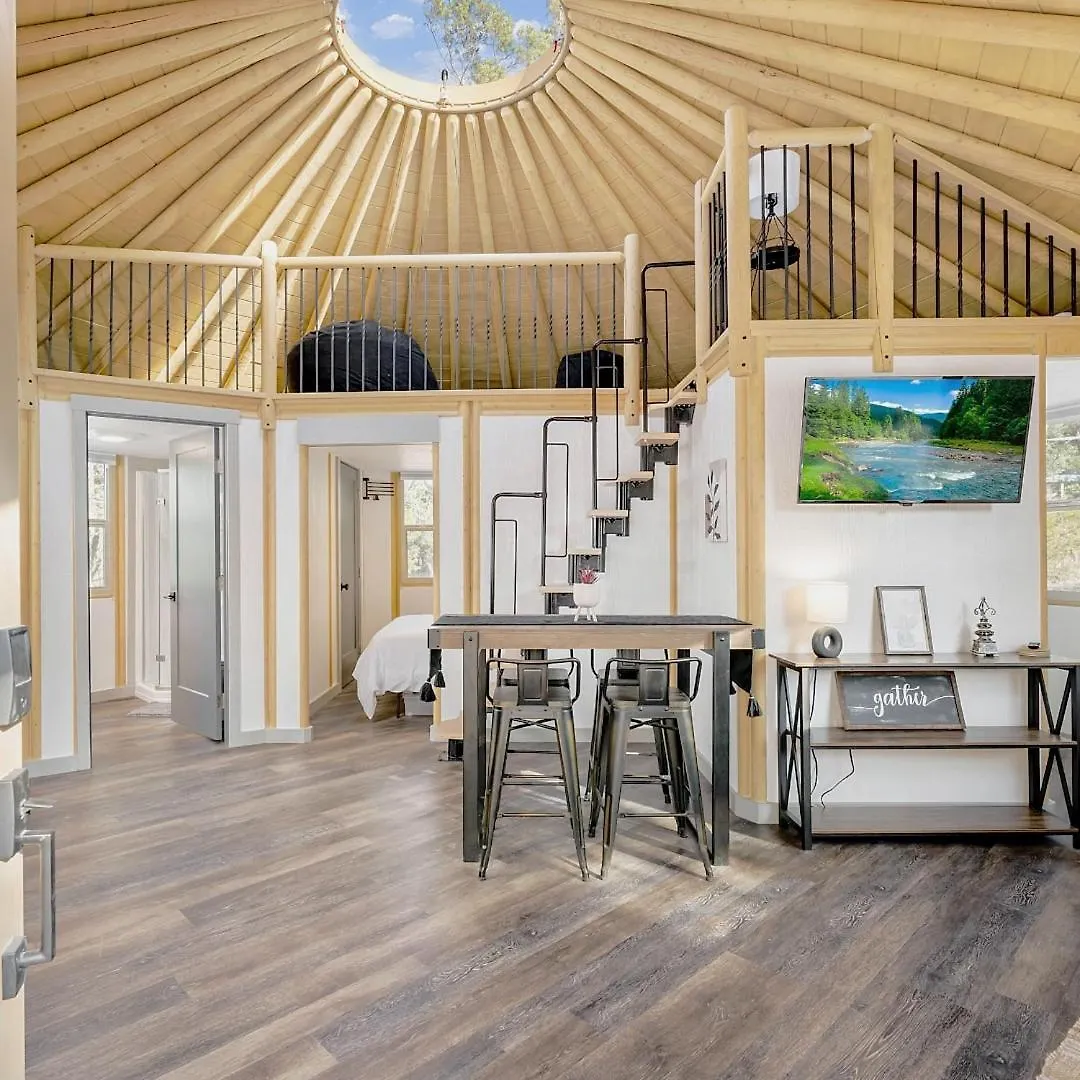 度假居 Beaumont Hill Country Luxury Yurt W Hot Tub 峡谷湖