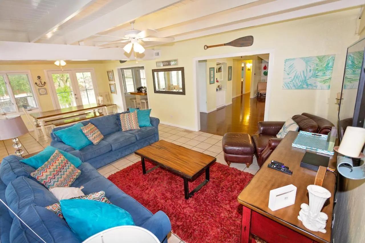 Blues Escape 4000 Sqft. A Few Steps To Canyon * Canyon Lake