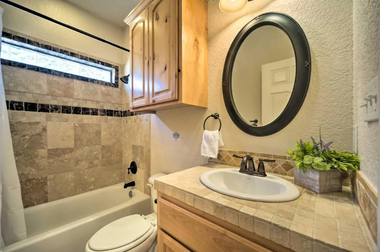 Luxe Canyon Decks, Hot Tub And Views Holiday home