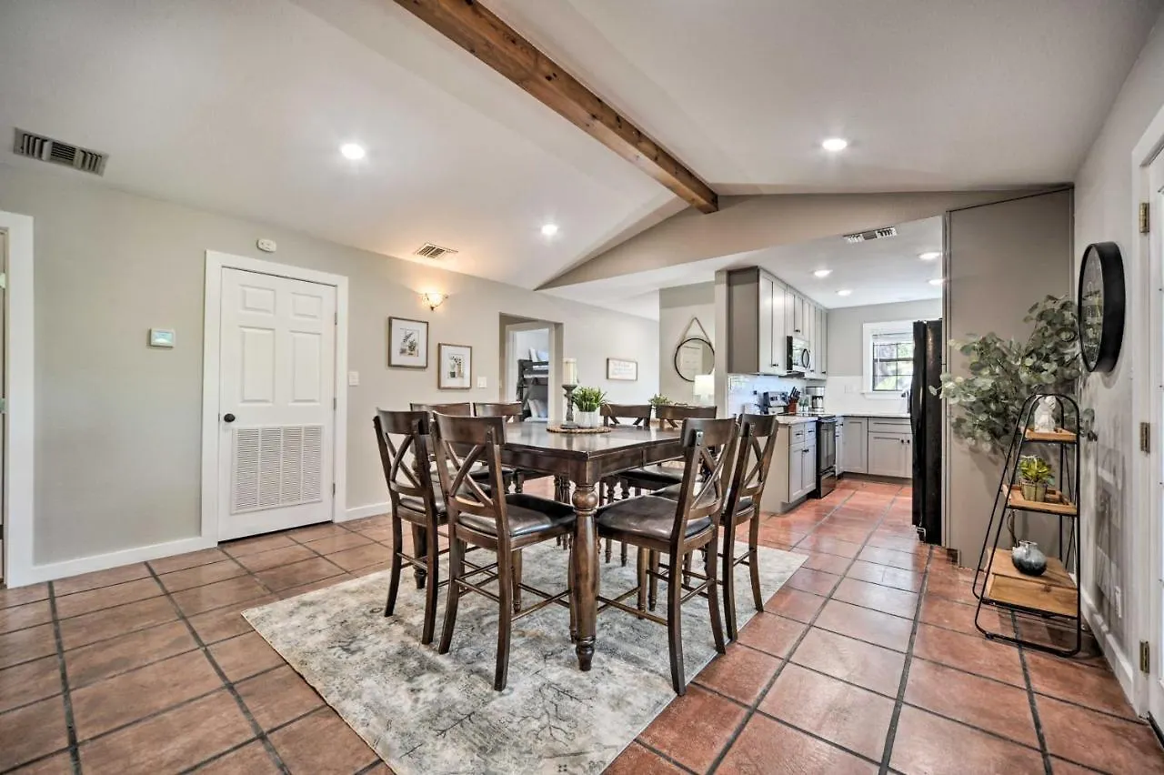 Dom wakacyjny Canyon Hideaway With Fire Pit And Hot Tub!