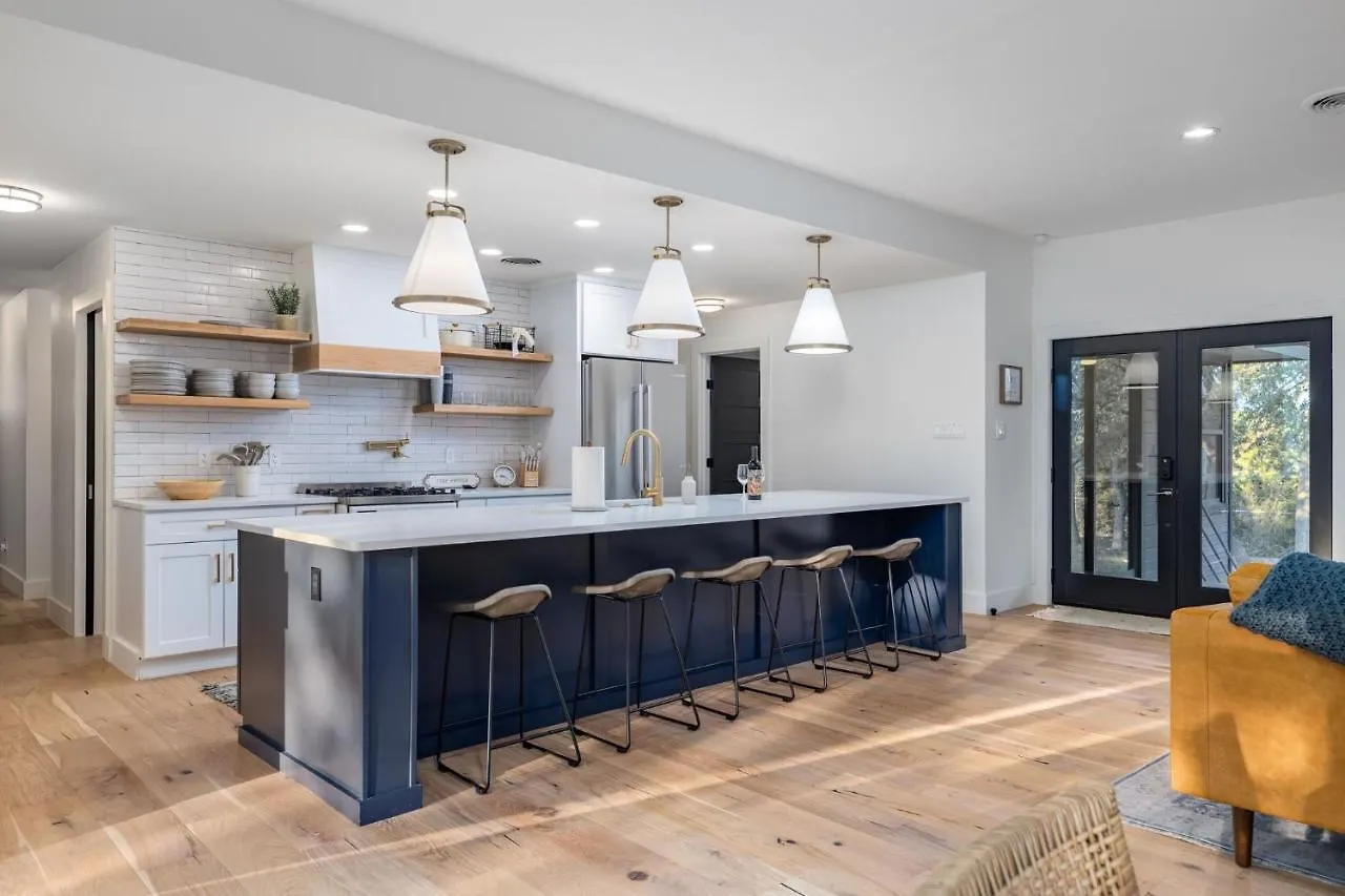 Amazing Modern Retreat W/ 2 *