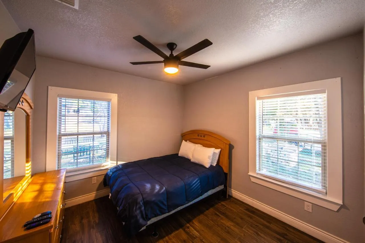 Lakeview Luxury *