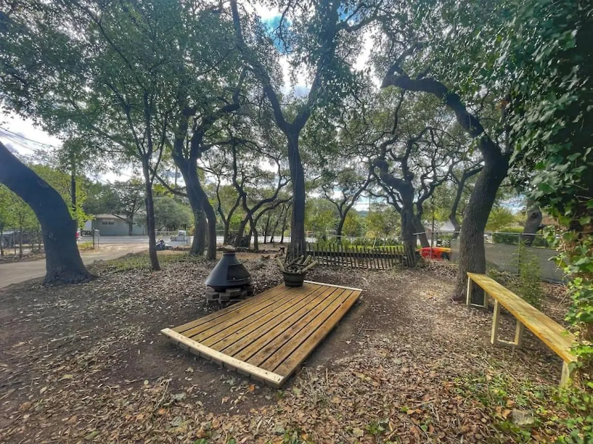 Bamboo Hideout - Sleeps 2 - Pet-friendly Canyon Lake