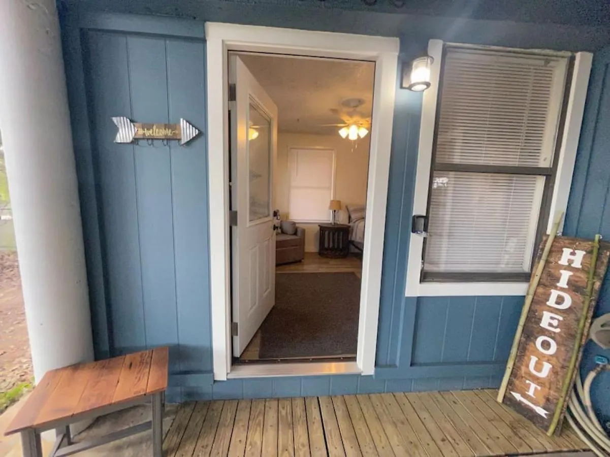 Bamboo Hideout - Sleeps 2 - Pet-friendly Apartment