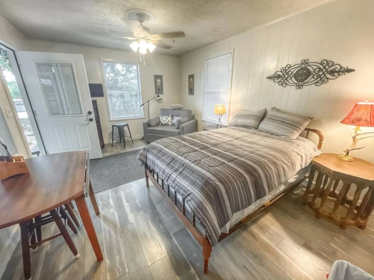 Bamboo Hideout - Sleeps 2 - Pet-friendly Apartment