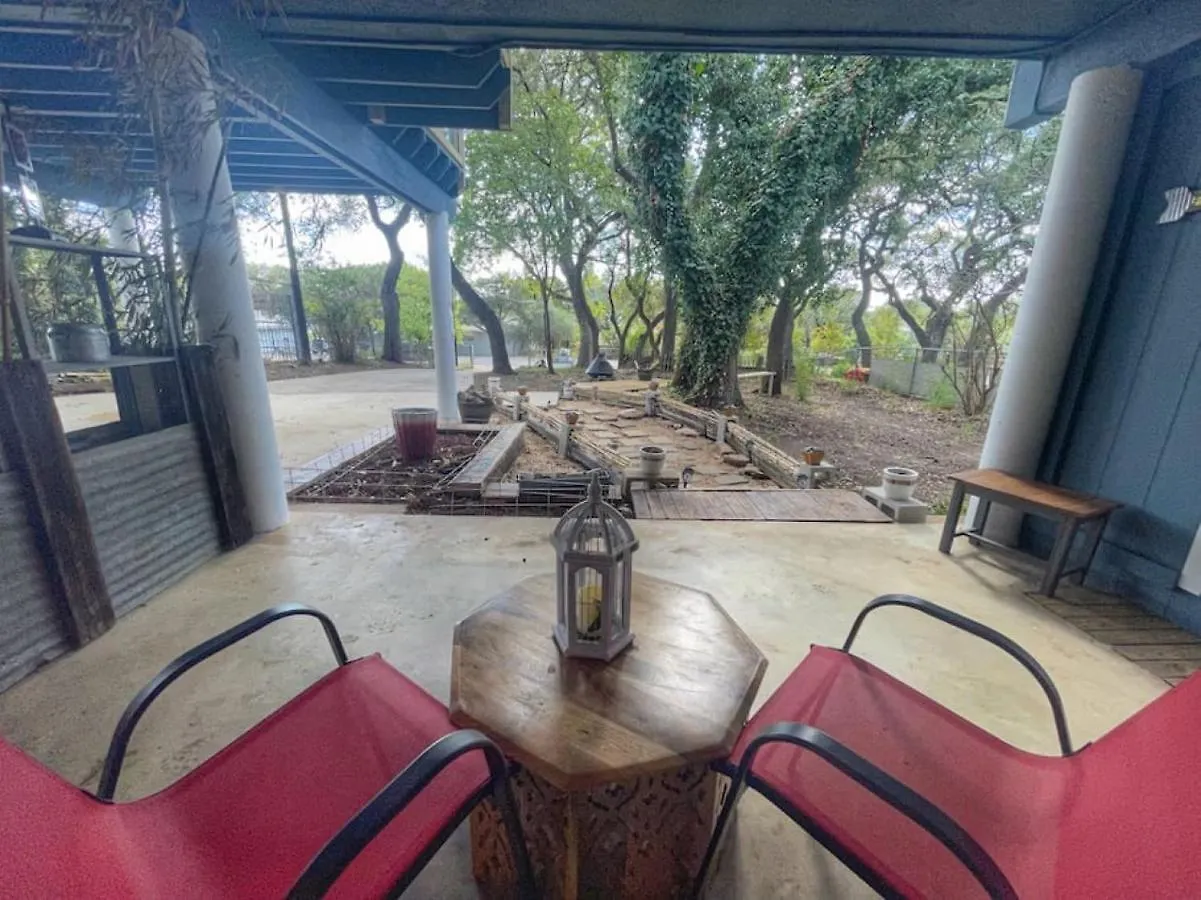 Bamboo Hideout - Sleeps 2 - Pet-friendly Apartment