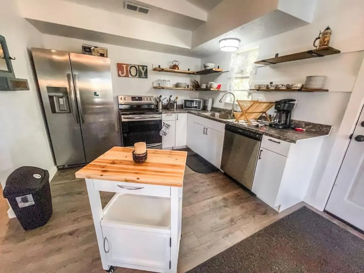 Bamboo Breeze - Sleeps 6 - Pet-friendly Canyon Lake