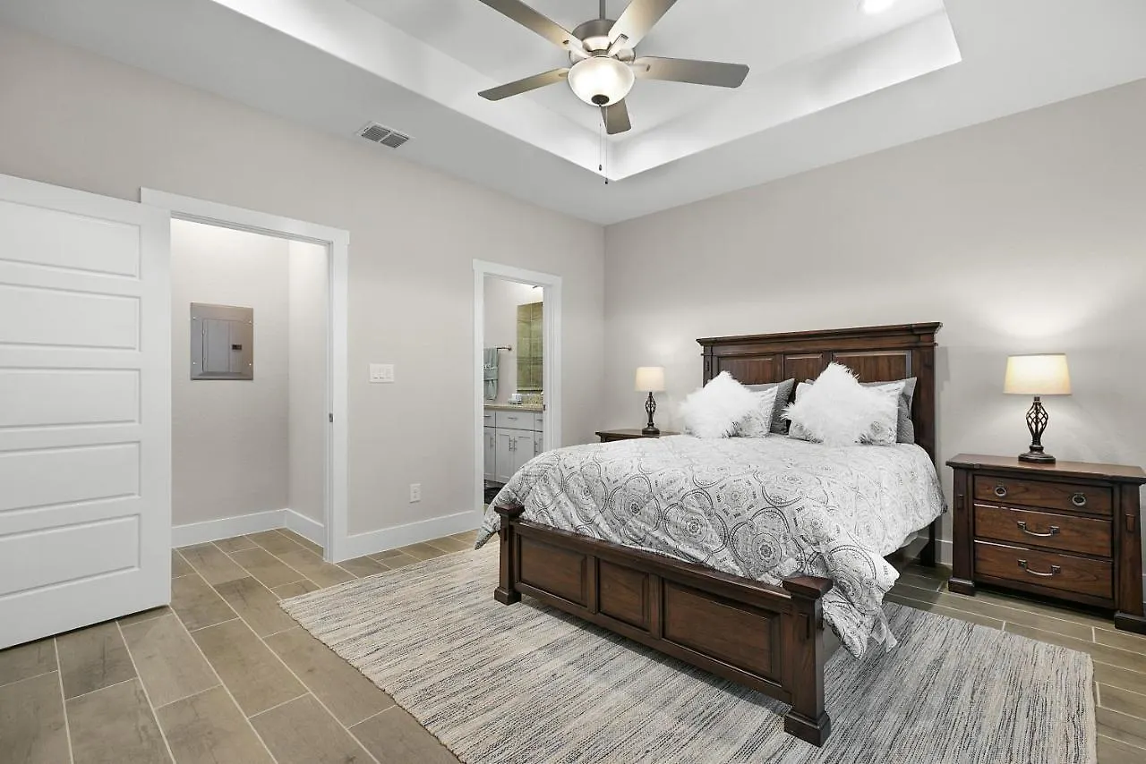 Pristine 3-bedroom Near Canyon Lake! *
