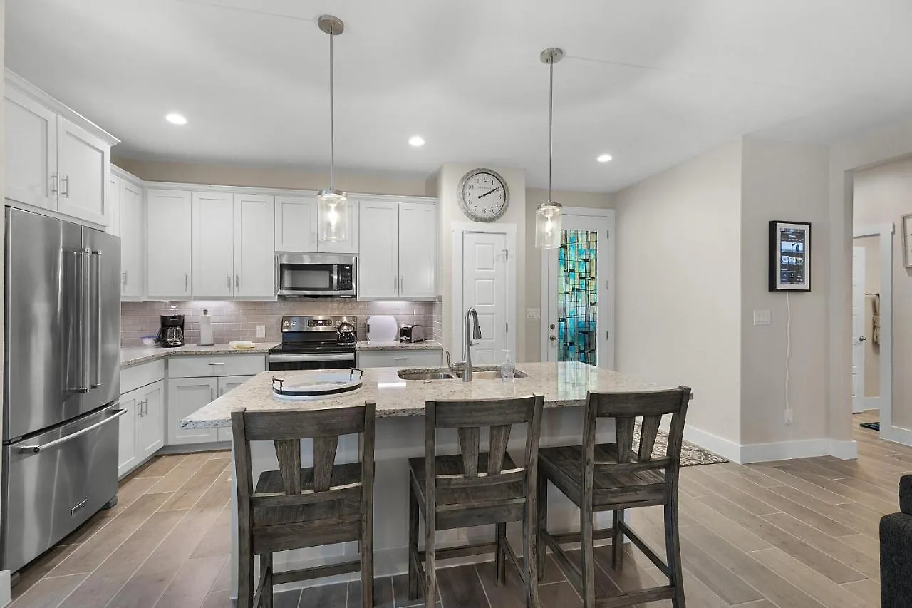 Pristine 3-bedroom Near Canyon Lake!