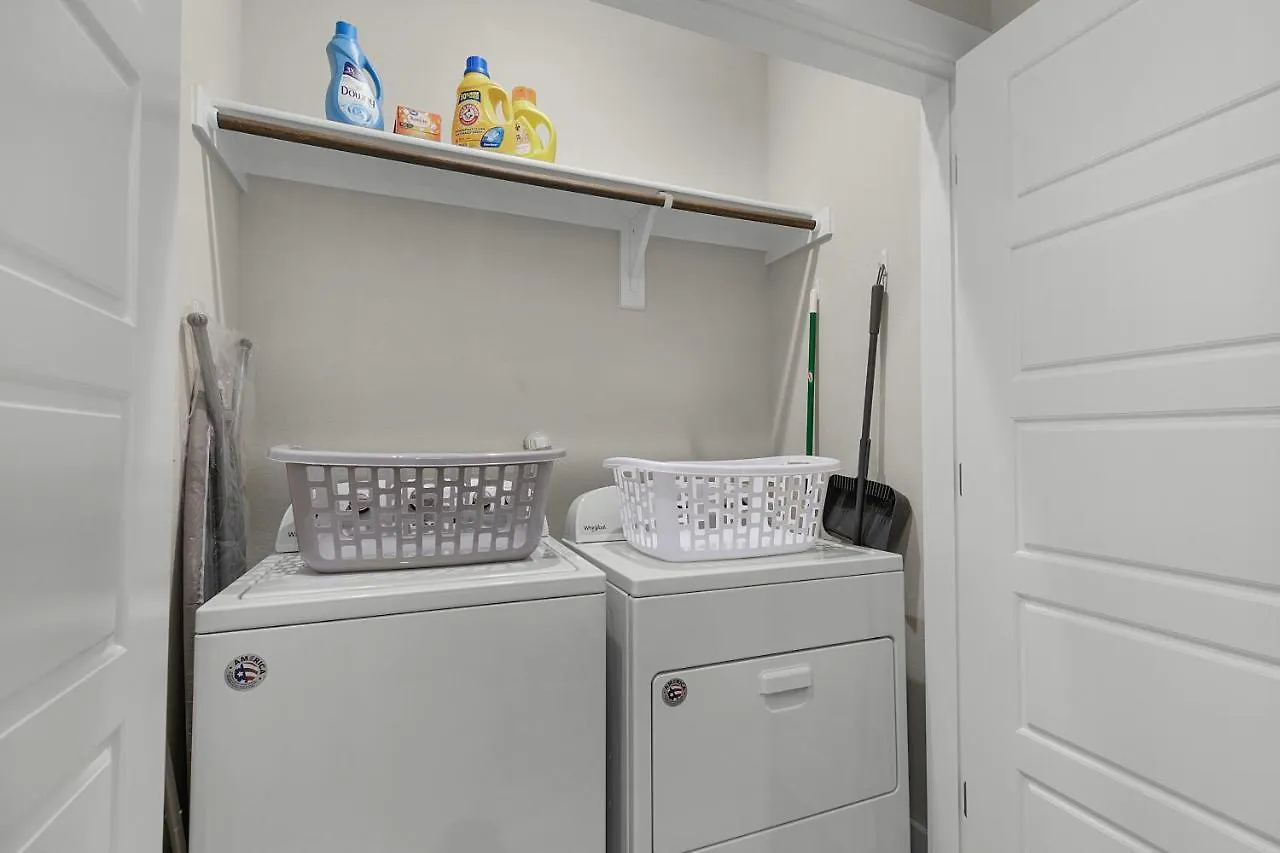 Pristine 3-bedroom Near Canyon Lake! *