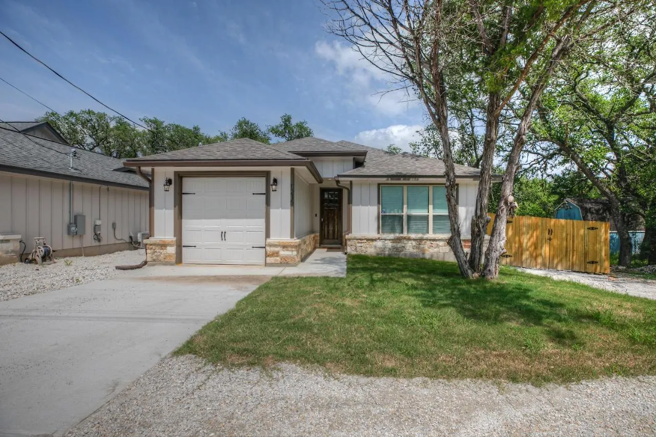 Pristine 3-bedroom Near Canyon Lake! *