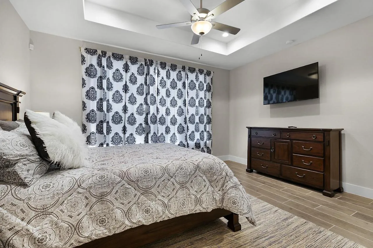 Pristine 3-bedroom Near Canyon Lake! *