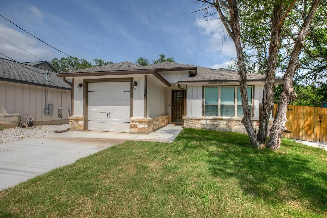 Pristine 3-bedroom Near Canyon Lake! Holiday home
