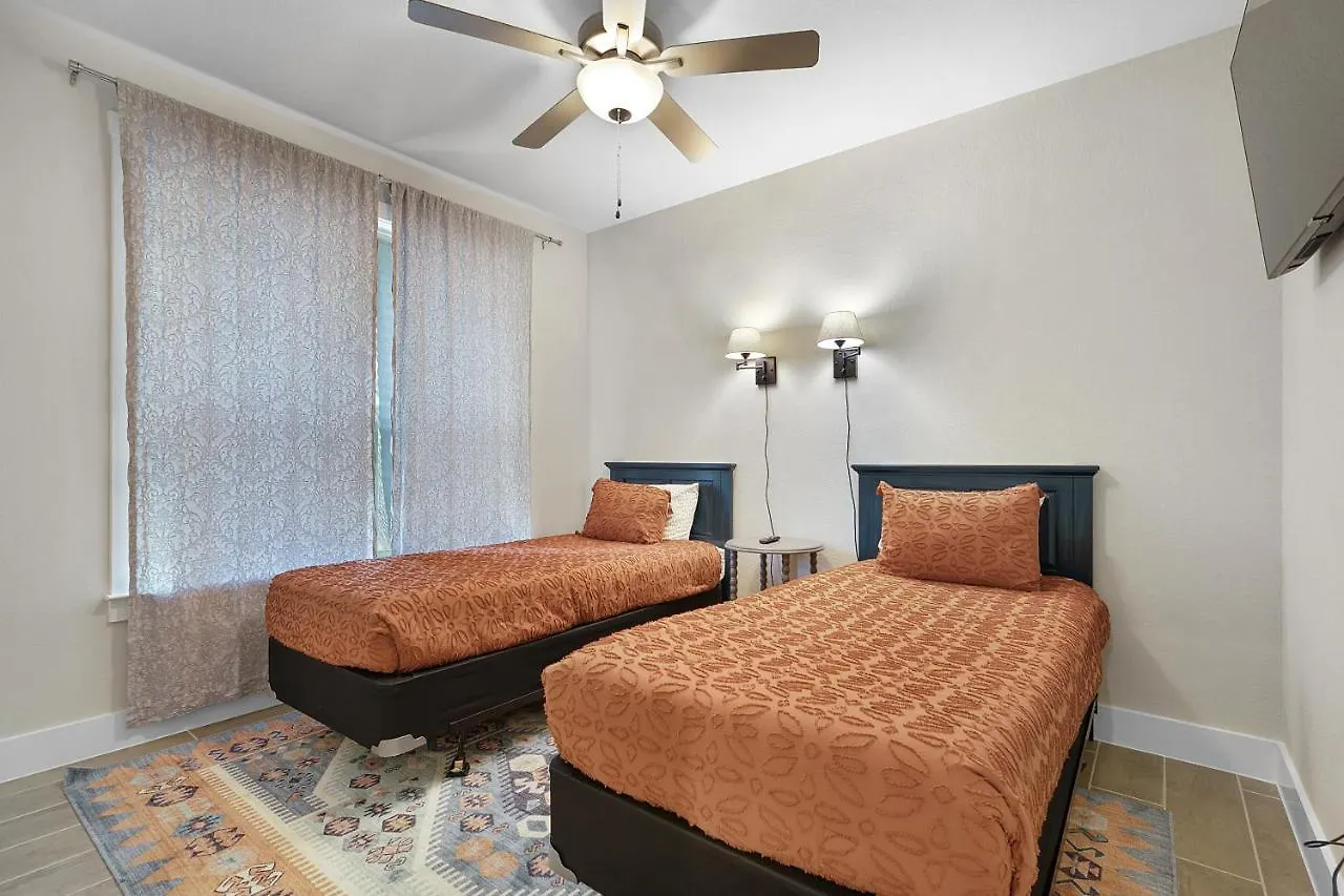 Pristine 3-bedroom Near Canyon Lake!