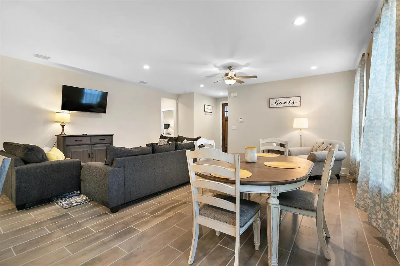 Pristine 3-bedroom Near Canyon Lake! Canyon Lake