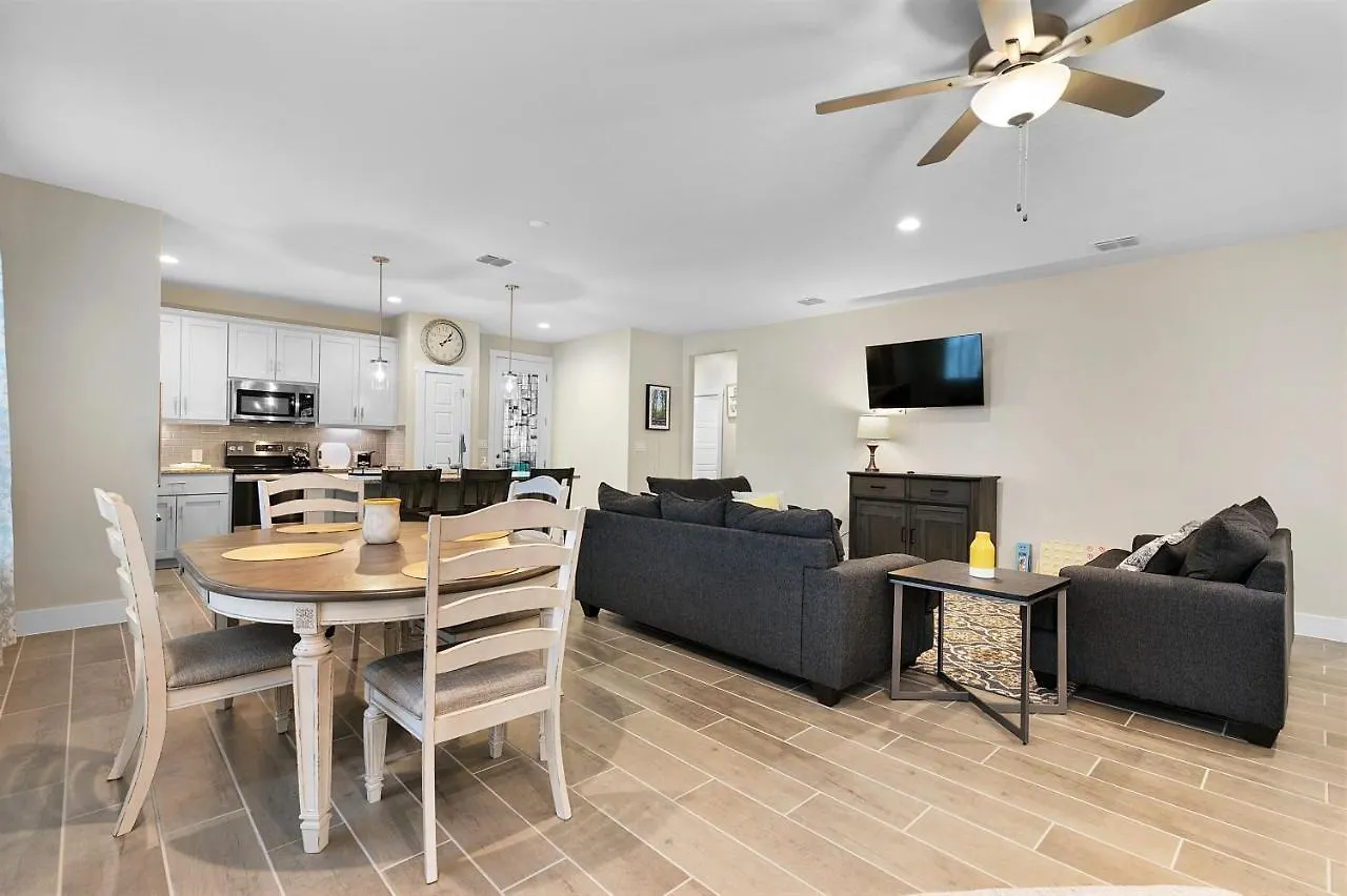 Pristine 3-bedroom Near Canyon Lake! *