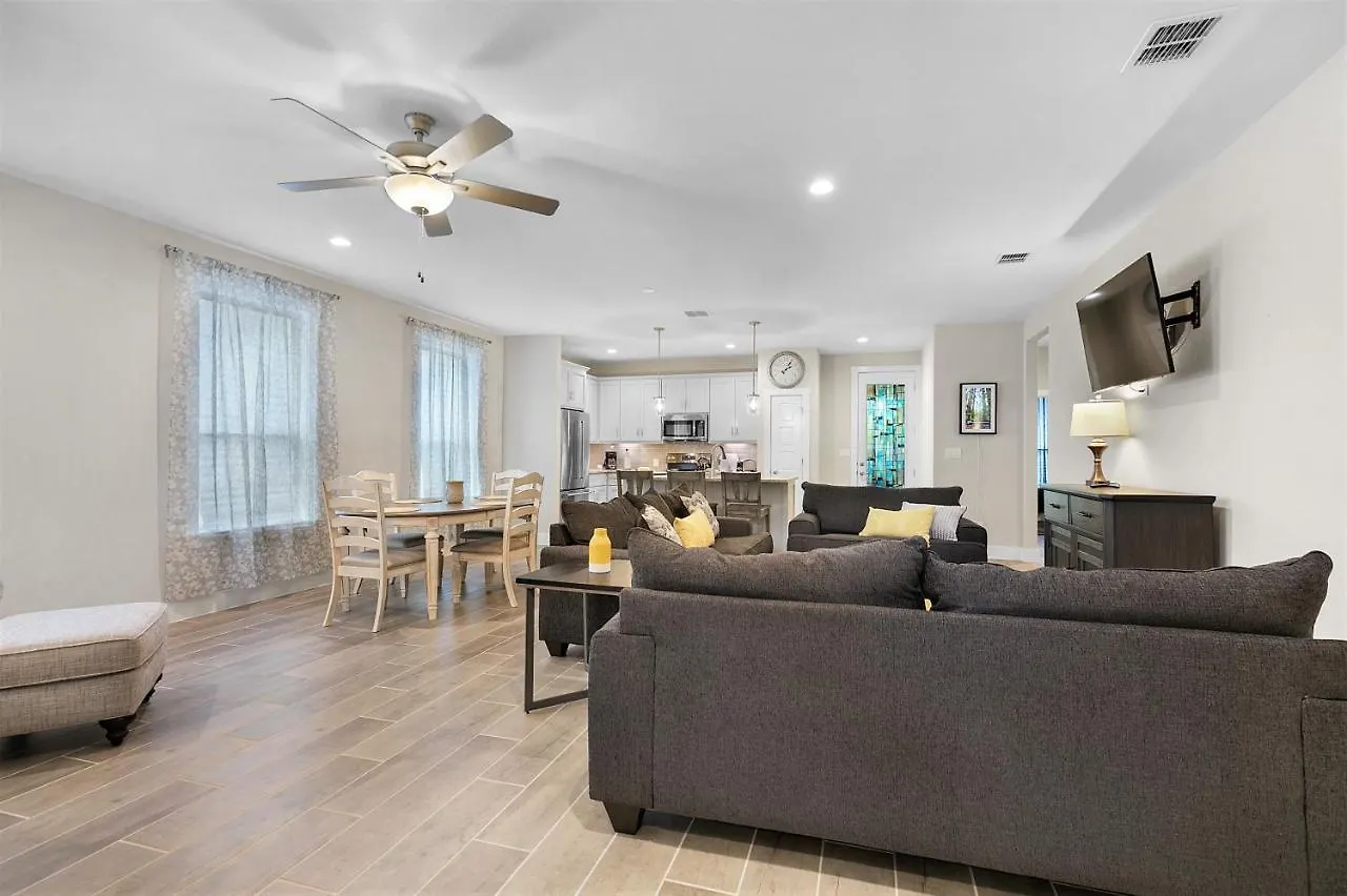 Pristine 3-bedroom Near Canyon Lake!