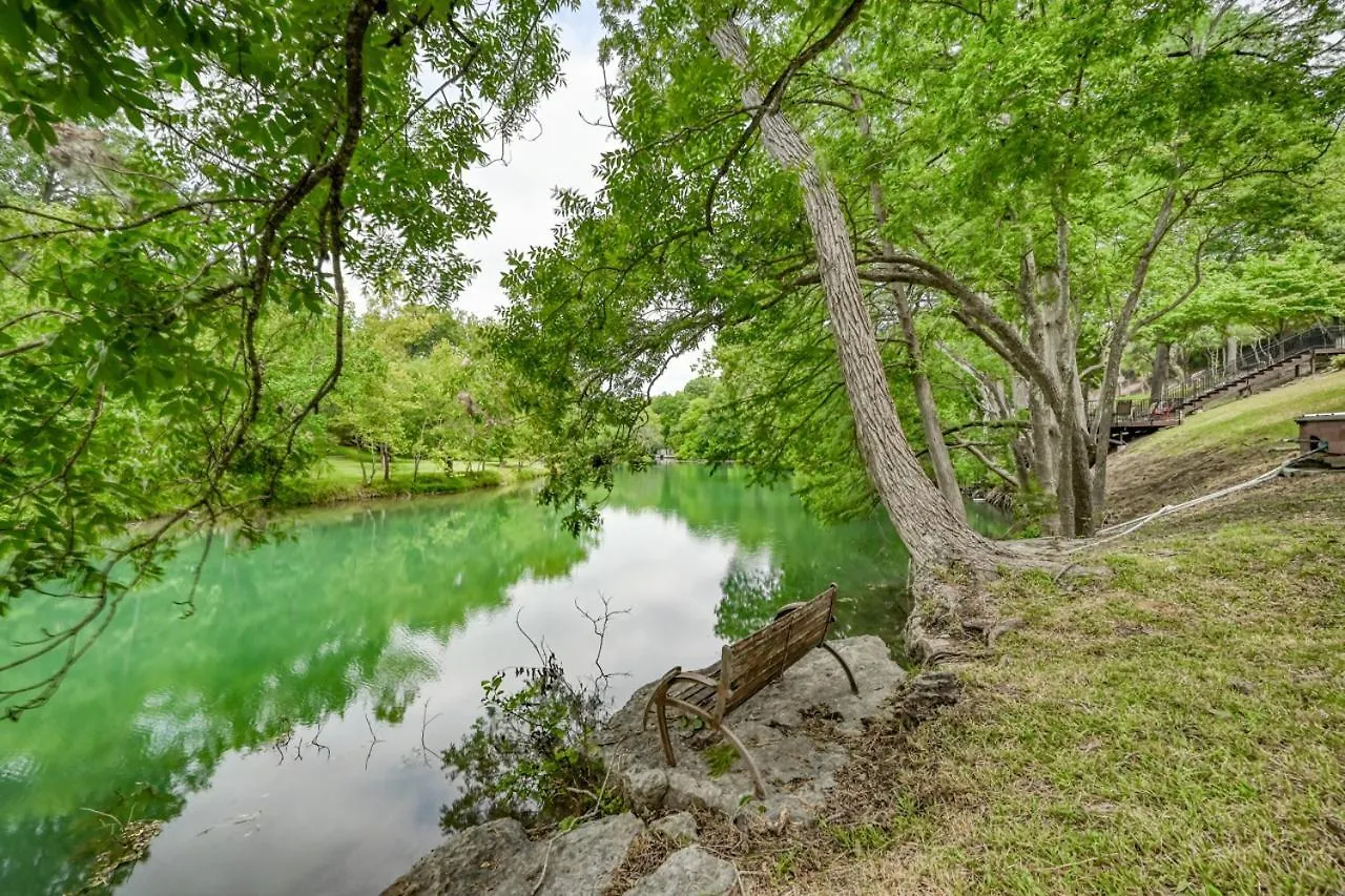 Holiday home Luxury Riverfront With Firepit & Gameroom!