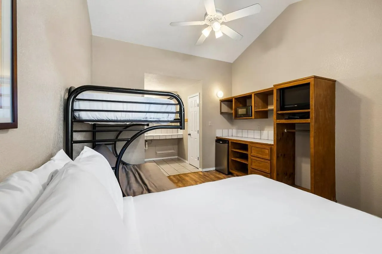 The Claire 3* Canyon Lake