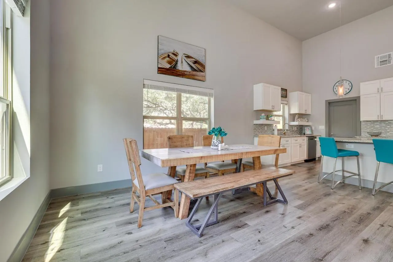 Modern Canyon Vacation With Furnished Deck *