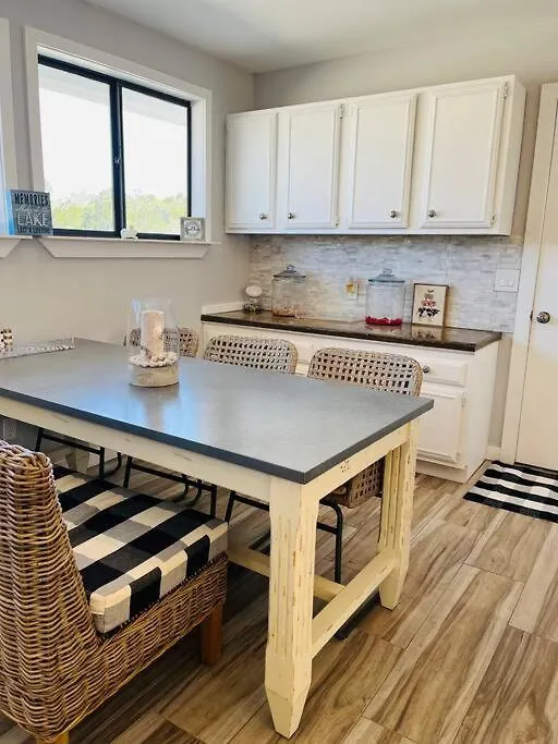 Holiday home Views, Canyon Lake, Newly Remodeled, Close To River, Best Location