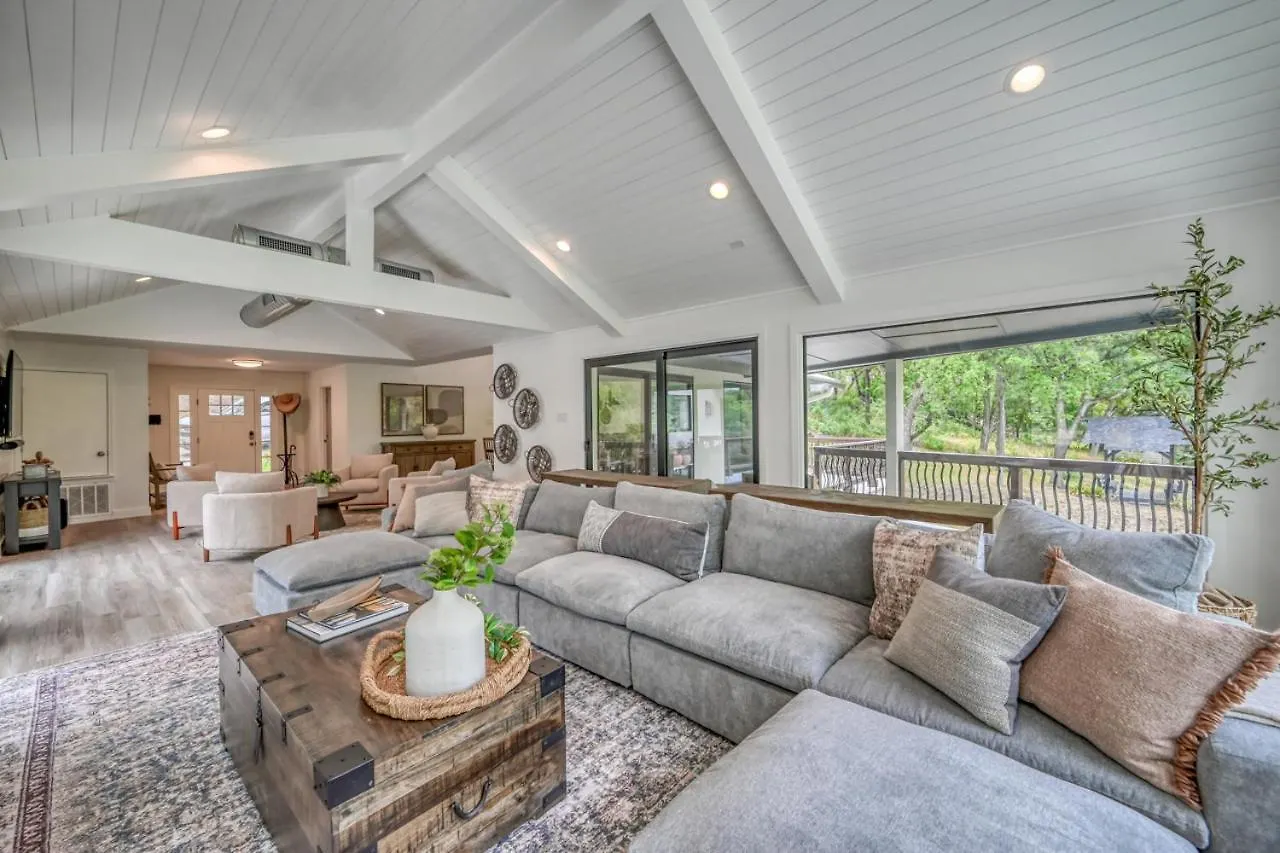 Luxury Riverfront With Firepit & Gameroom! Holiday home