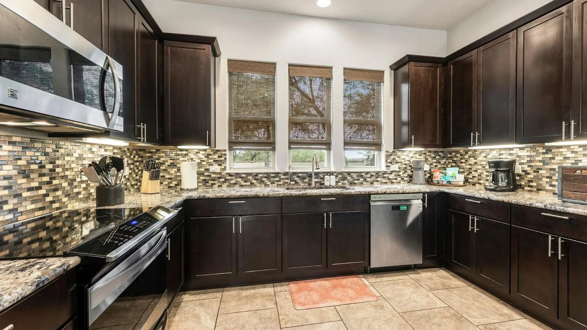 4 Minutes From Canyon With Jacuzzi, Bbq, Firepit, 1gbpwifi, And * Canyon Lake