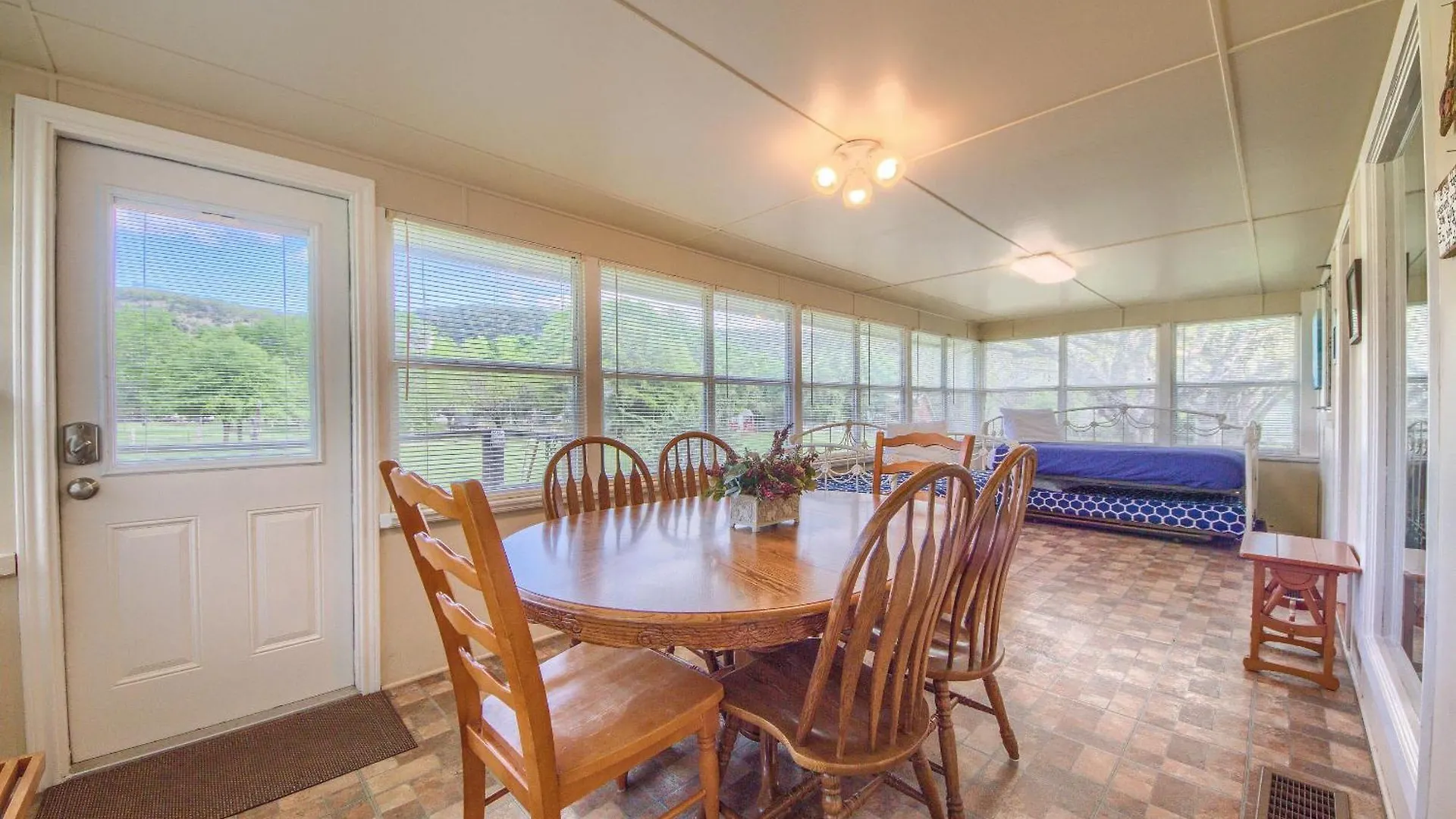 Rr 9084b3 Texas Blue Wagon Holiday home *