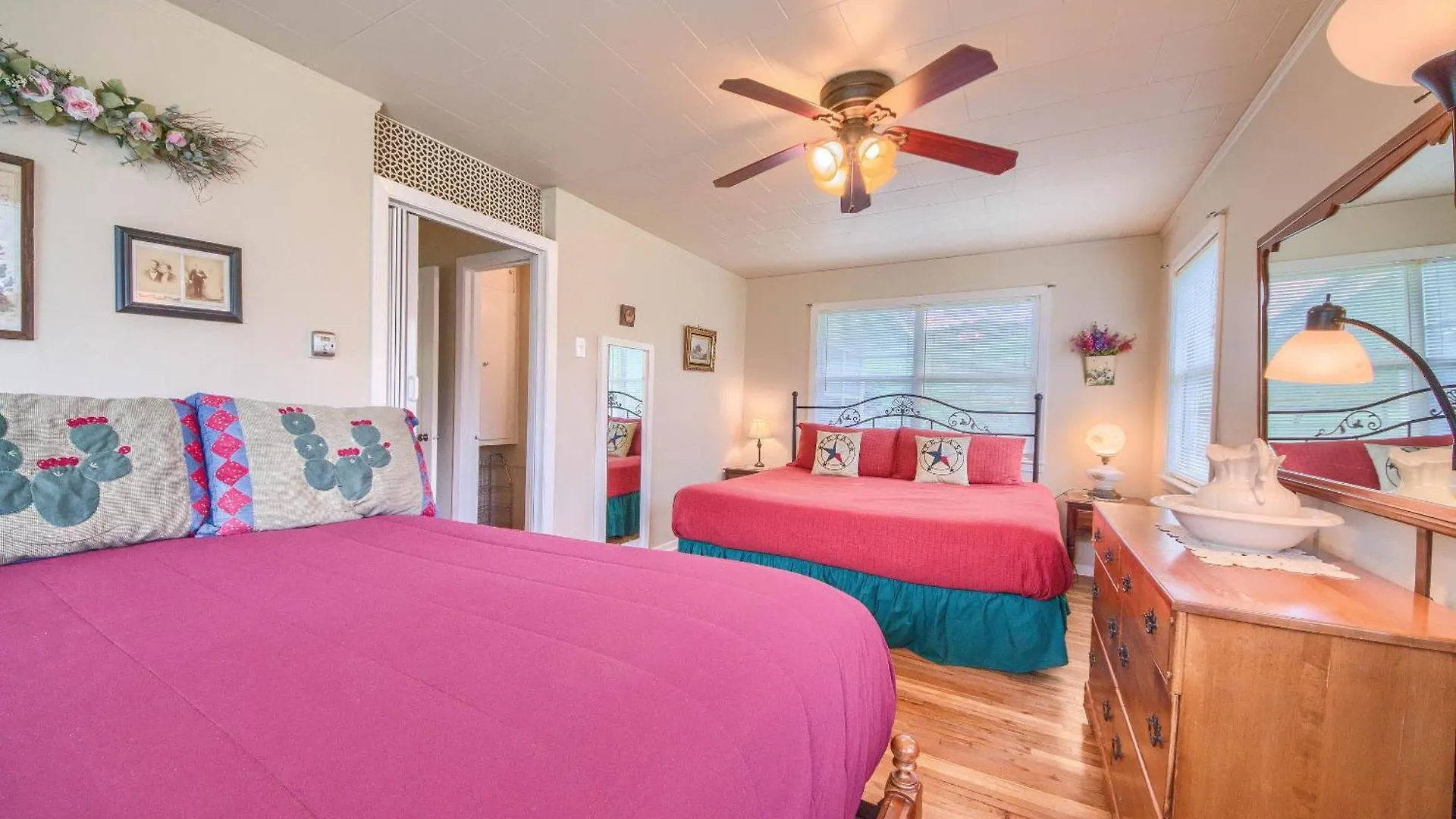 Rr 9084b3 Texas Blue Wagon Holiday home *