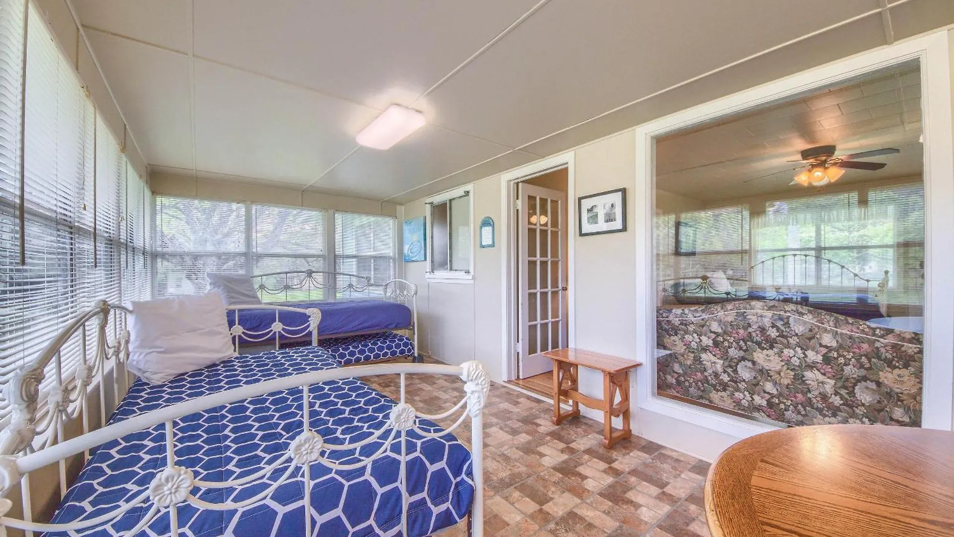 Rr 9084b3 Texas Blue Wagon Holiday home *