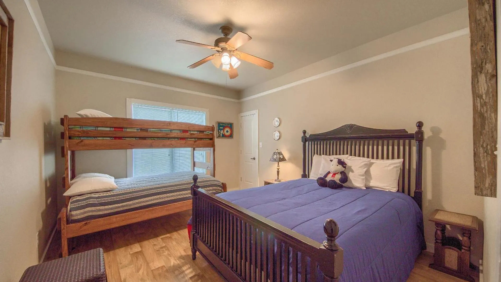Rr 9084b3 Texas Blue Wagon Holiday home *