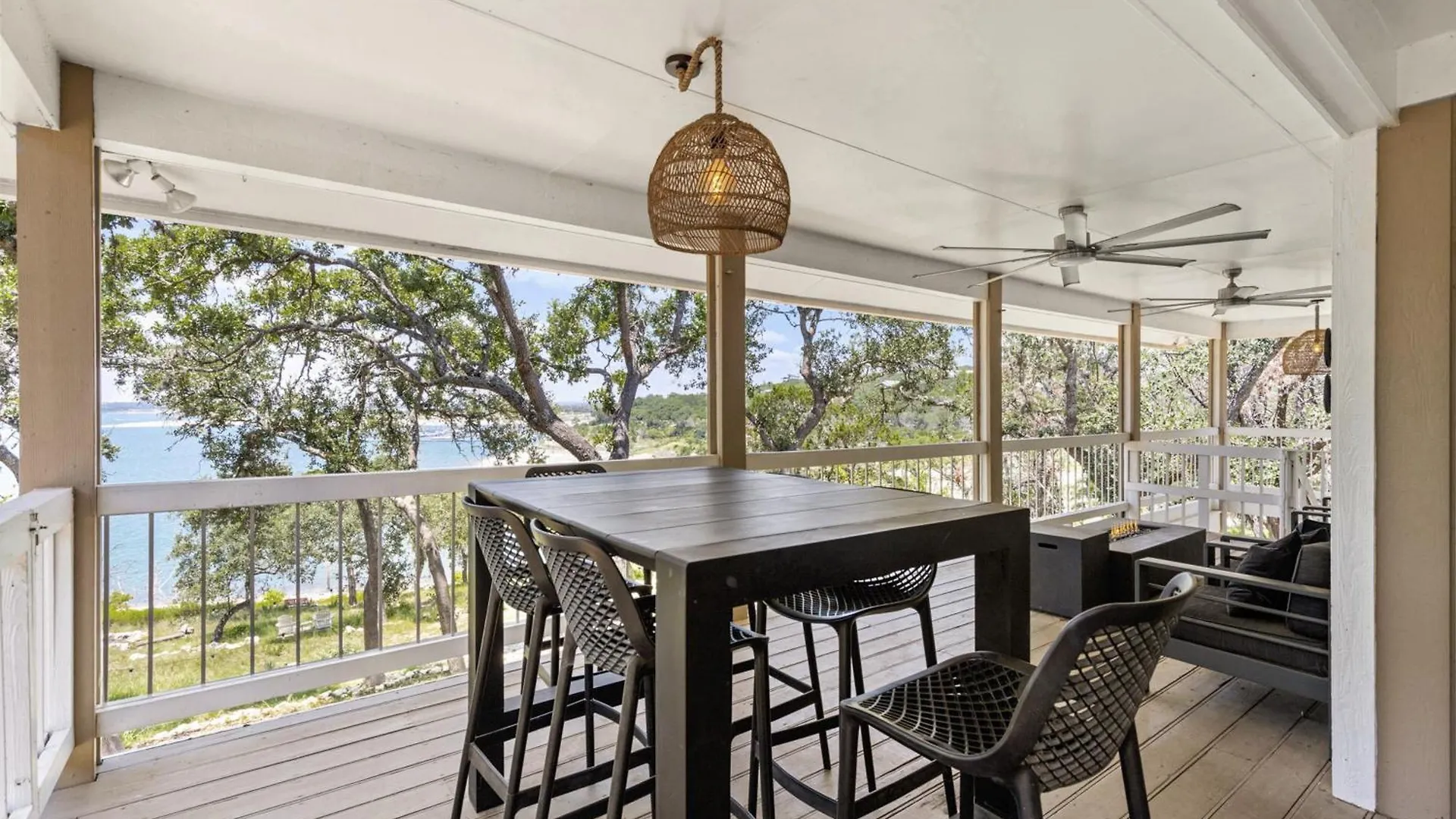 Lakeside Escape Holiday home