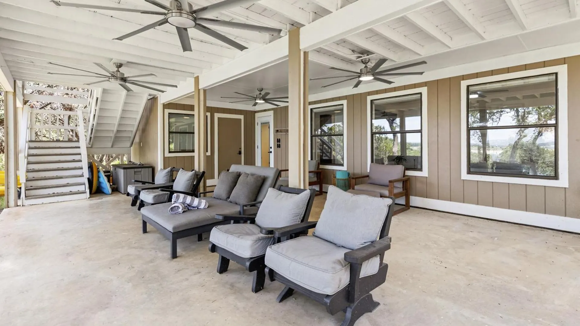 Lakeside Escape Holiday home
