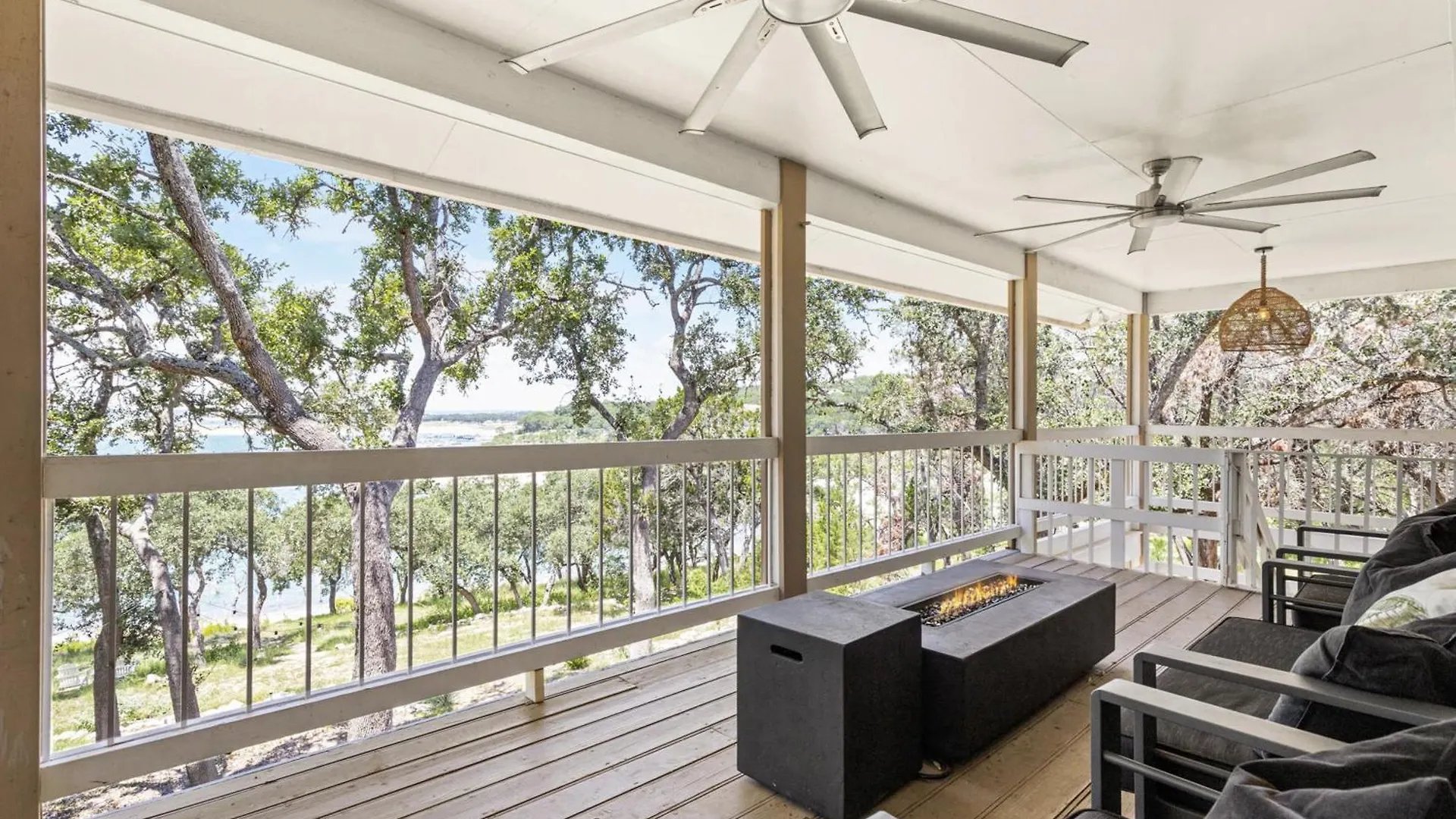 Lakeside Escape Holiday home