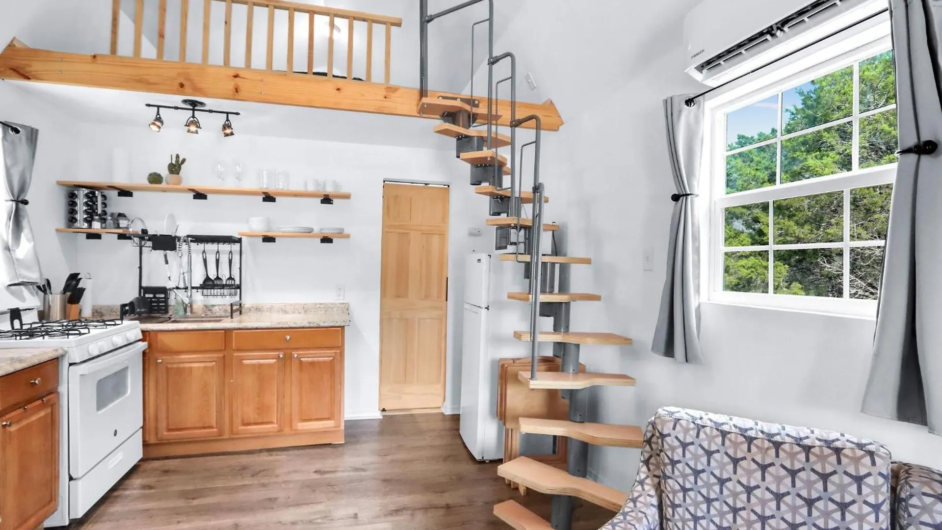 Lakewood Estates - Cozy Loft Canyon Lake