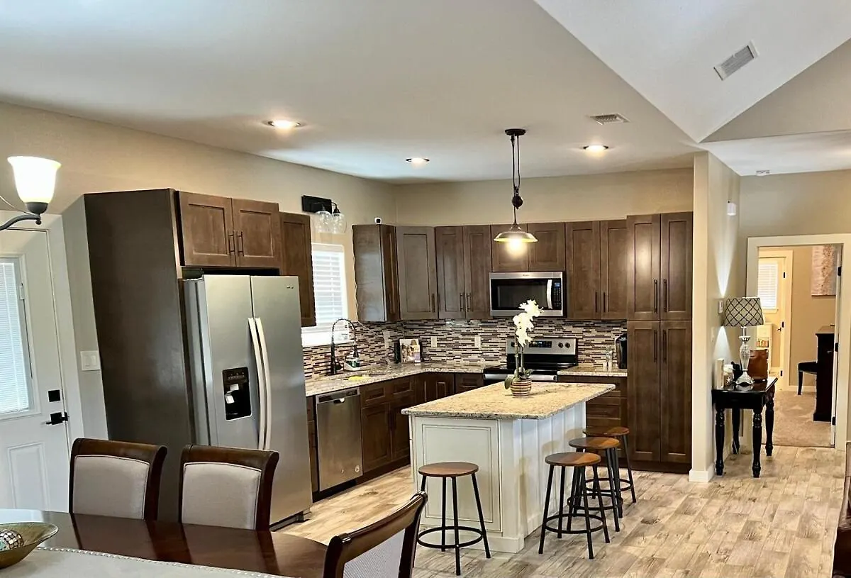 Family Friendly! Beautiful, Cozy Fire Pit * Canyon Lake