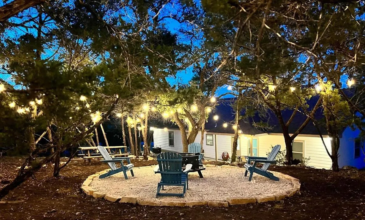 Family Friendly! Beautiful, Cozy Fire Pit Holiday home Canyon Lake