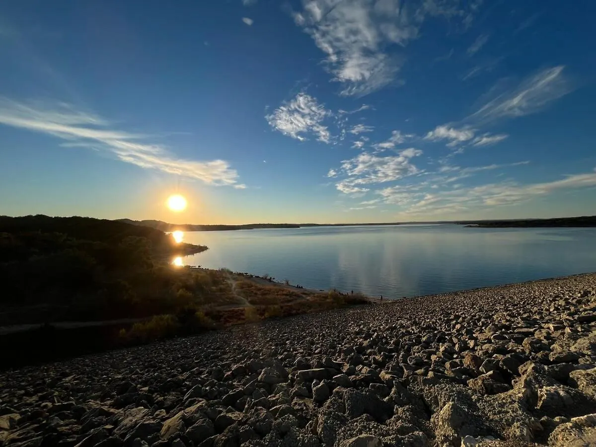 Family Friendly! Beautiful, Cozy Fire Pit Canyon Lake