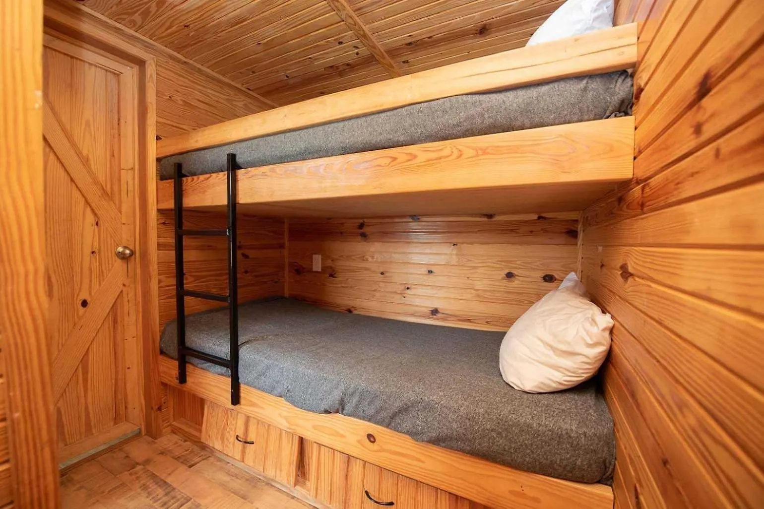 Jellystone Park Hill Country Kamp alanı *