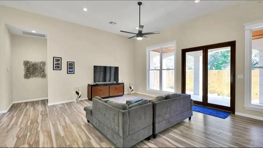 Cheerful Lakeside Retreat-just Minutes To The * Canyon Lake