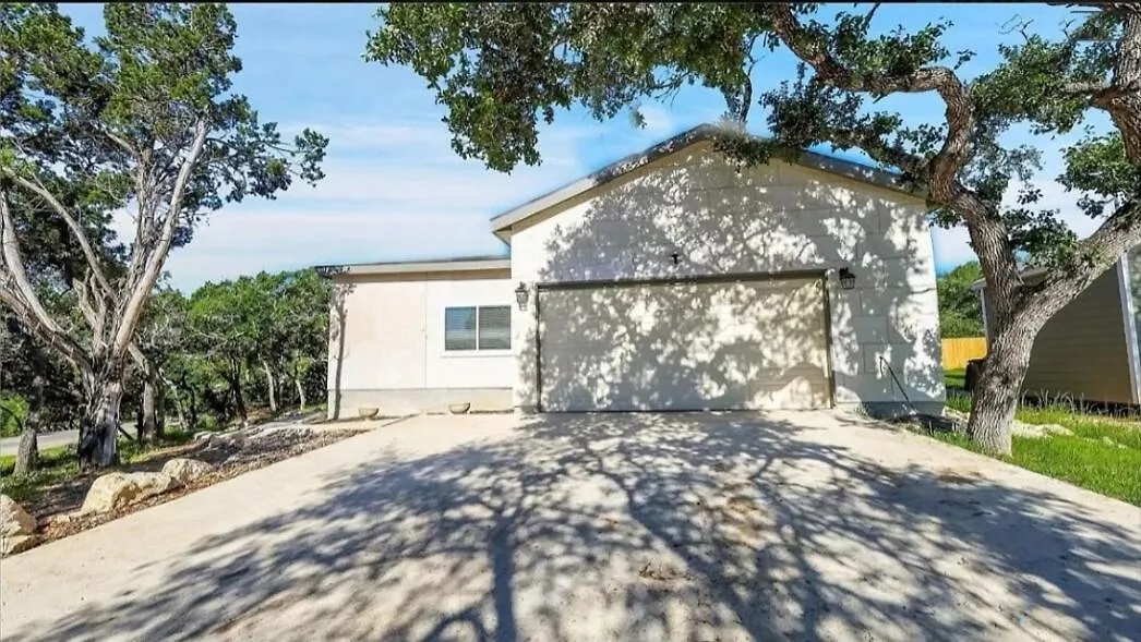 Cheerful Lakeside Retreat-just Minutes To The